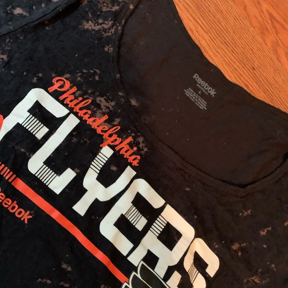 🏒 Philadelphia Flyers Hockey Bleach Dye Scoop-Neck T-Shirt - Picture 2 of 5